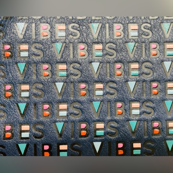 Fossil Cowhide Corner Zip Around Passport/Wallet - Picture 5 of 13